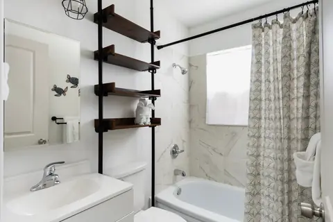 Full Bathroom Unit 1