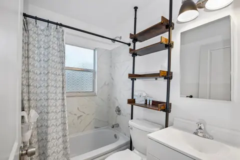 Full Bathroom Unit 2